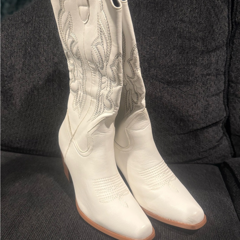 White Western-Style Women's Boots - Picture 3 of 7